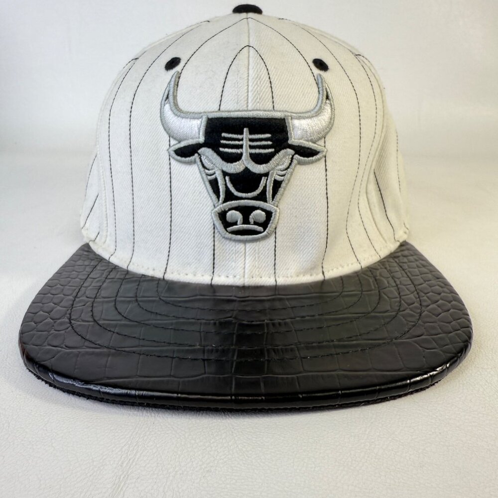 Mitchell & Ness Chicago Bulls Hat Pinstripe‎ Croc Brim Hardwood Classics